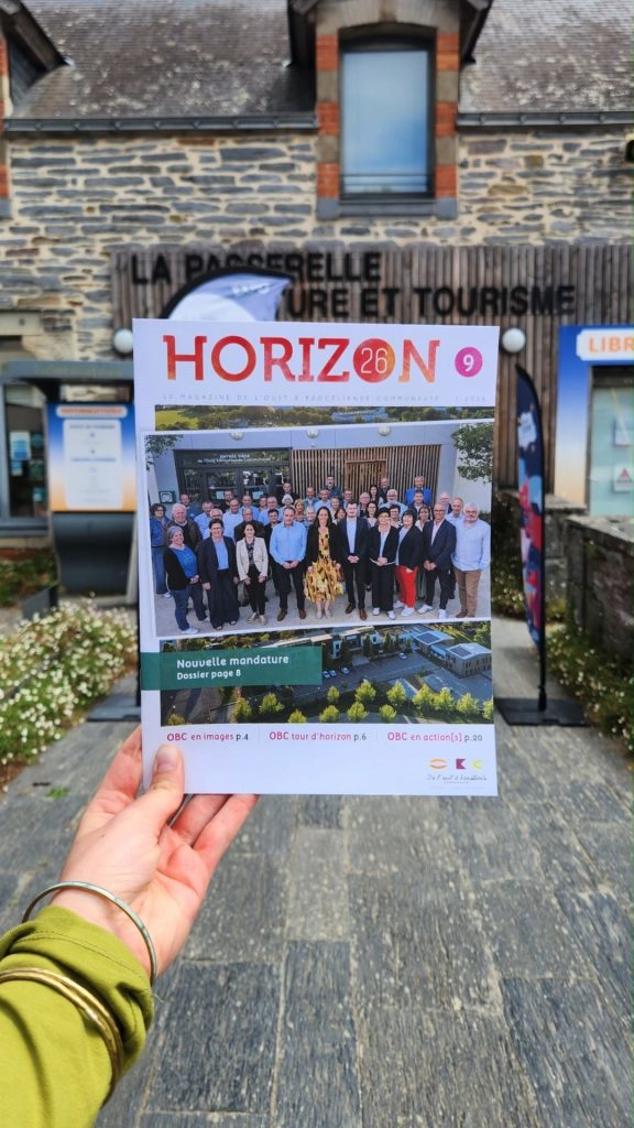 Magazine intercommunal Horizon tenu à la main