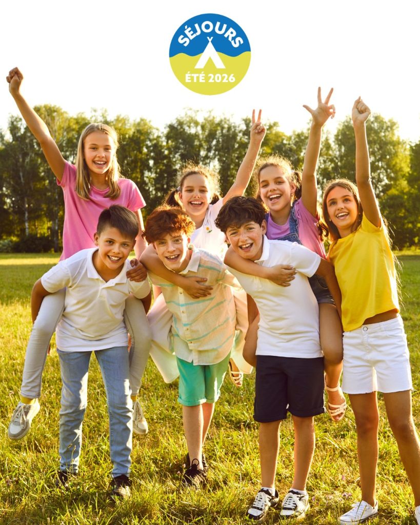 Visuel « Séjours » : groupe d’enfants souriants, bras levés