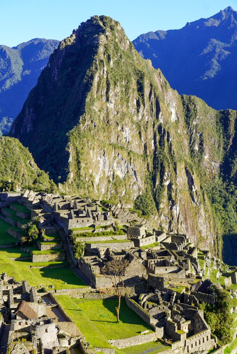 Le site du Machu Picchu entouré de montagnes