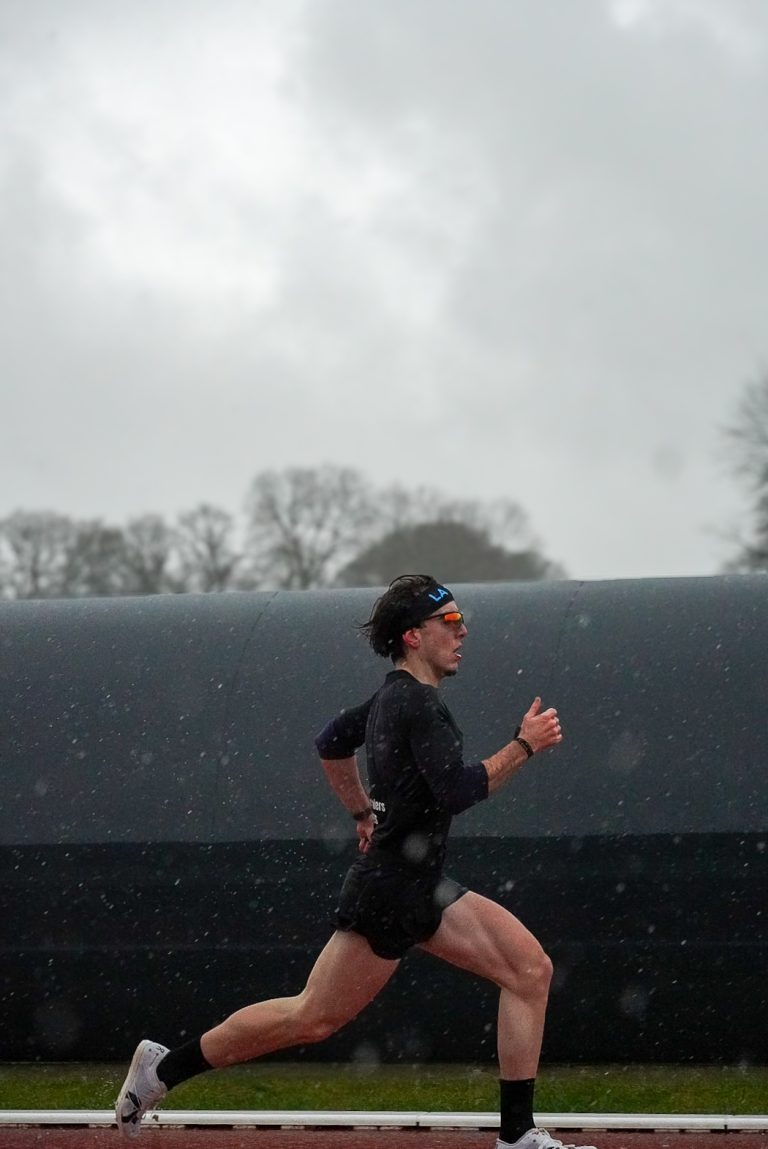 Coureur en pleine foulée sur une piste