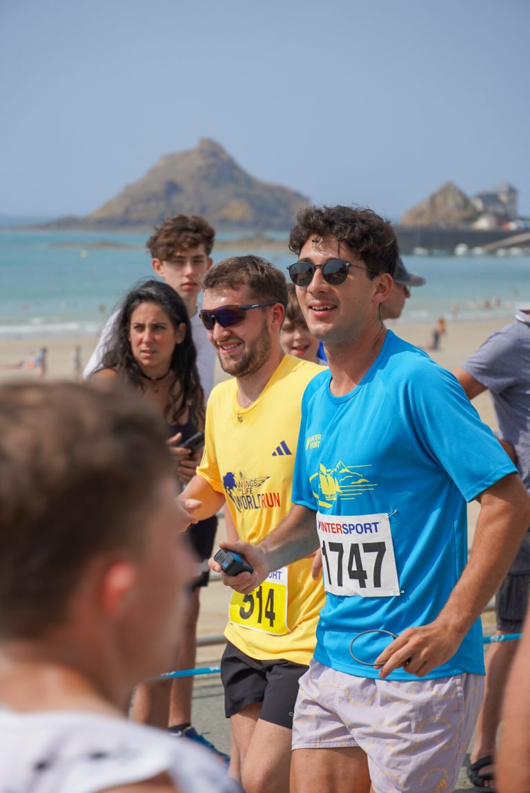 Coureurs pendant une course en bord de mer